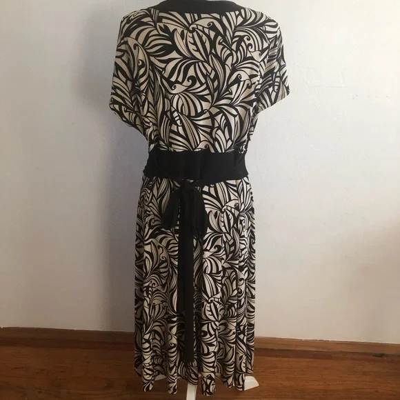 Scarlett Short Sleeves V-Neck Midi Patterned Dress - Picture 2 of 8